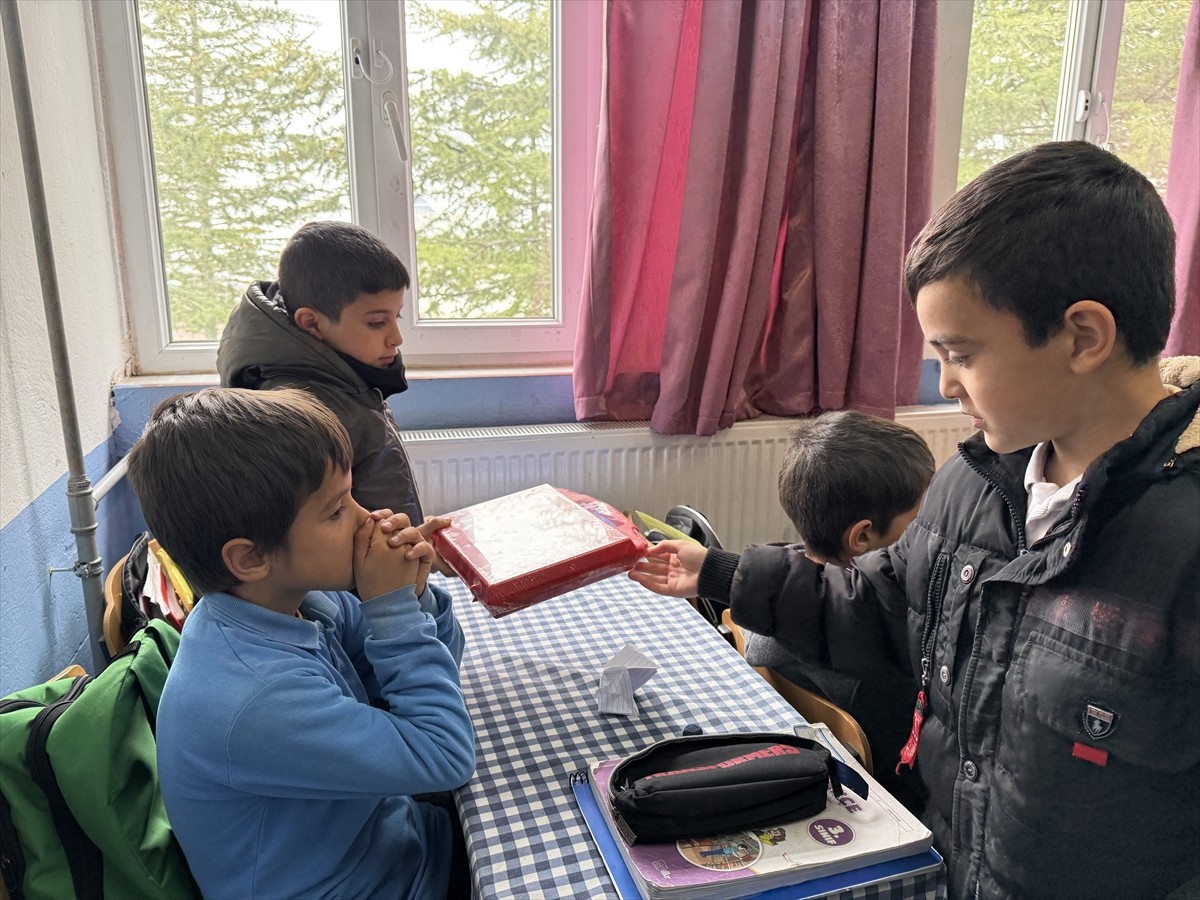 Kahramanmaraş'ın Göksun ilçesinde bir grup ortaokul öğrencisi, harçlıklarından biriktirdikleri...