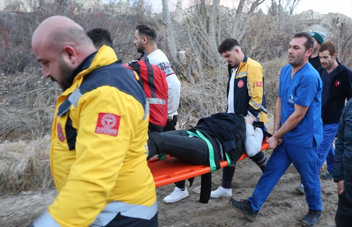 Kapadokya'da vadi yürüyüşü sırasında peribacalarının arasına düşen Rus turist hastanede tedavi...