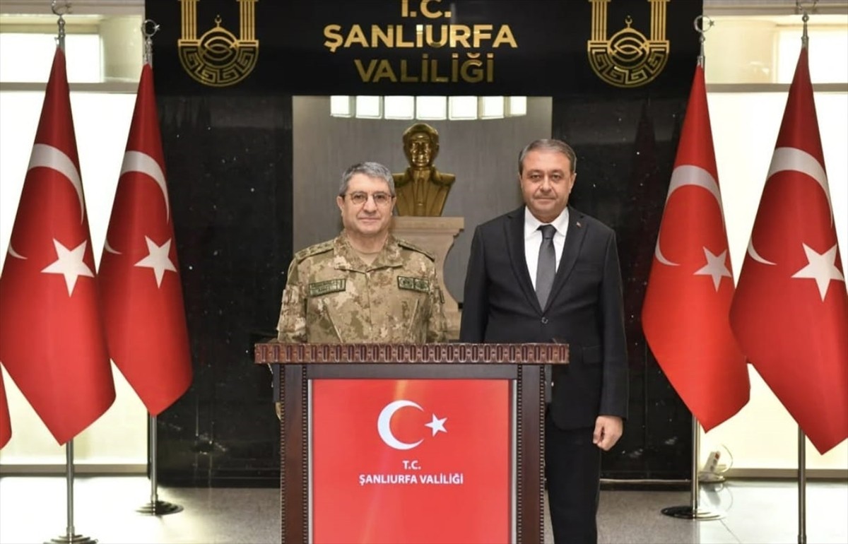 Kara Kuvvetleri Komutanı Orgeneral Selçuk Bayraktaroğlu (solda), Şanlıurfa Valisi Hasan Şıldak'ı...