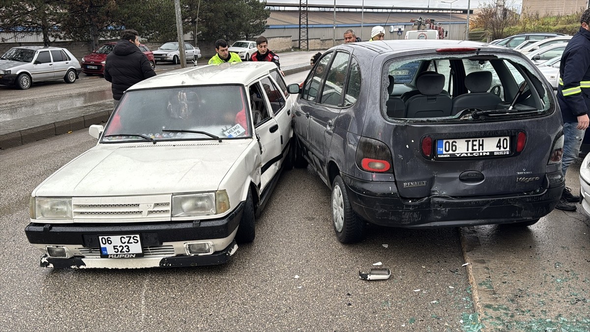 Karabük'te polisin "dur" ihtarına uymayan otomobilin ehliyetsiz sürücüsü kovalamaca sonucu...