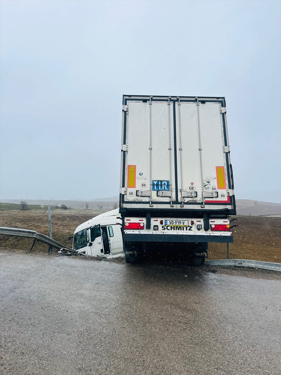 Karabük'ün Eskipazar ilçesinde şarampole devrilen tır bir iş yerinin güvenlik kamerasınca...