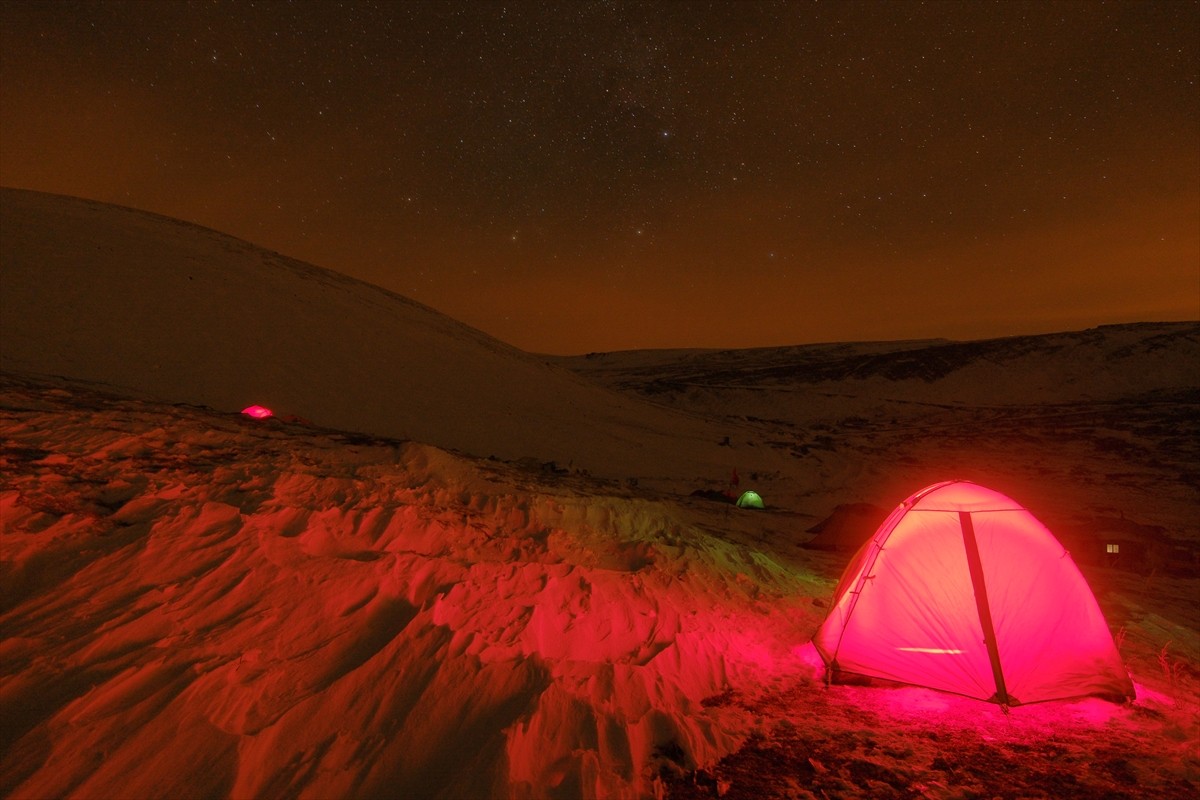 Kars'ın Sarıkamış ilçesinde bir araya gelen dağcılar, Sarıkamış Harekatı'ndaki şehitleri anmak...