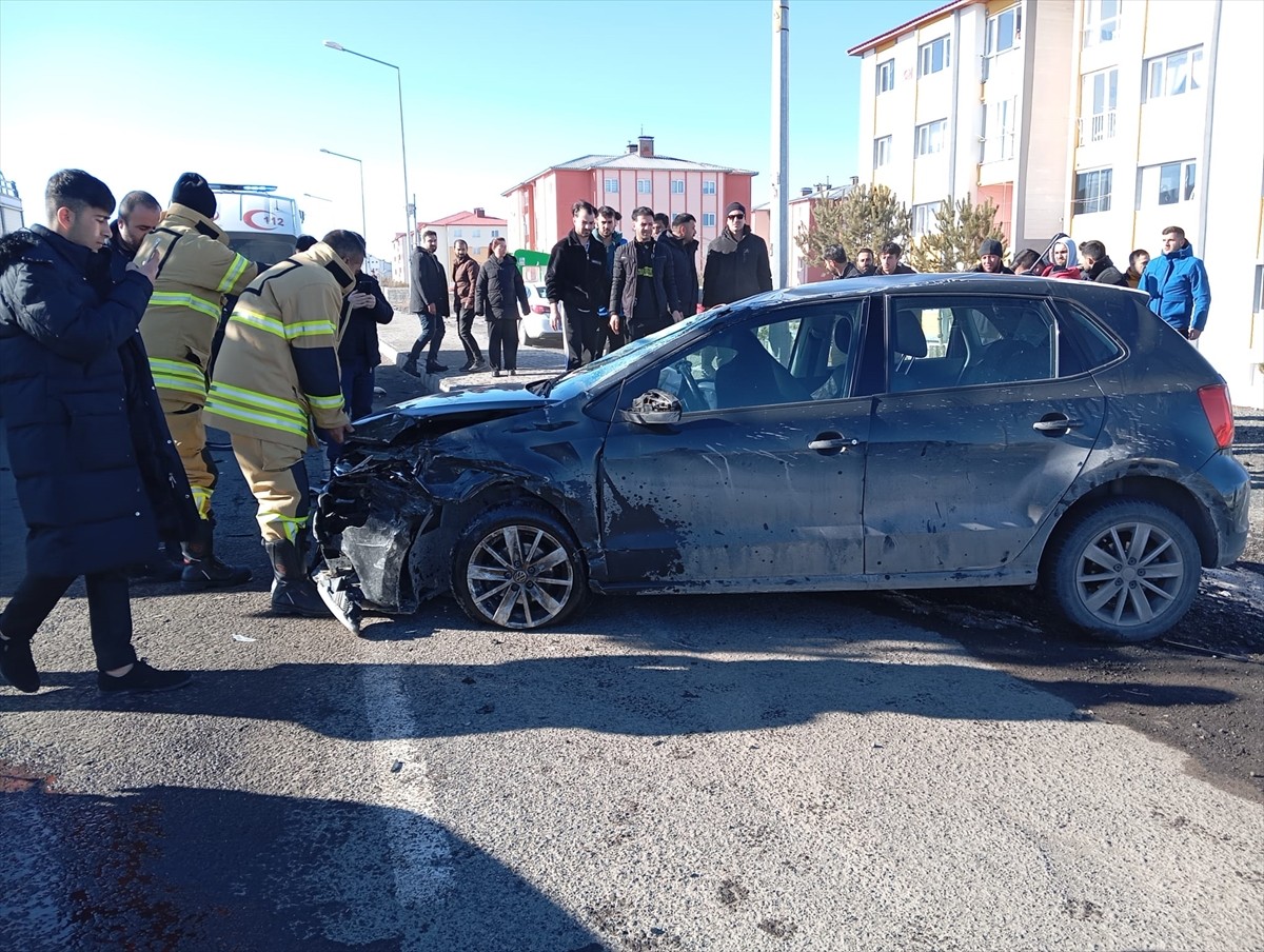 Kars'ın Sarıkamış ilçesinde hafif ticari araç ile otomobilin çarpıştığı kazada 2 kişi...