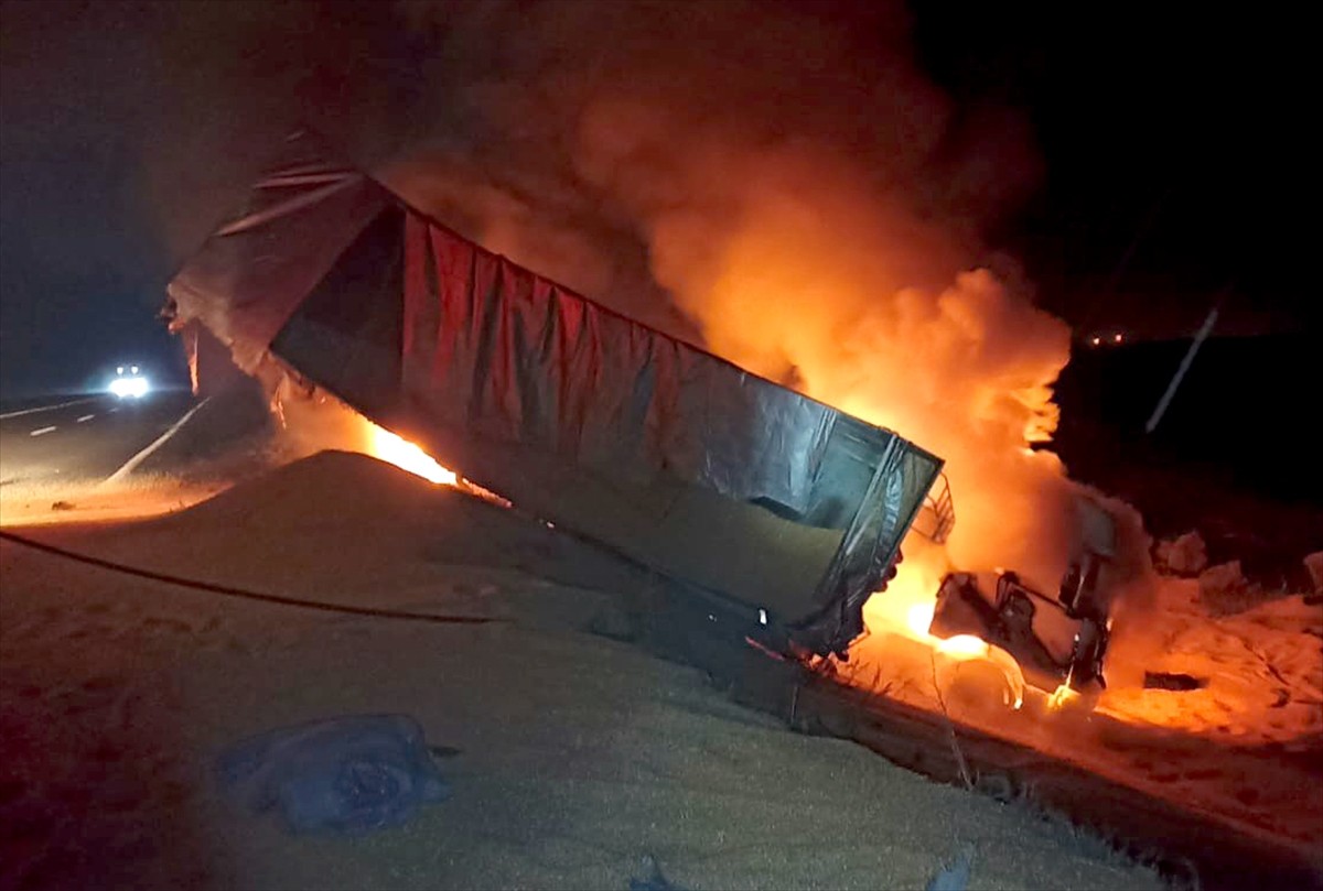 Kars'ın Sarıkamış ilçesinde hafif ticari araç ile tırın çarpışması sonucu 2 kişi yaralandı...