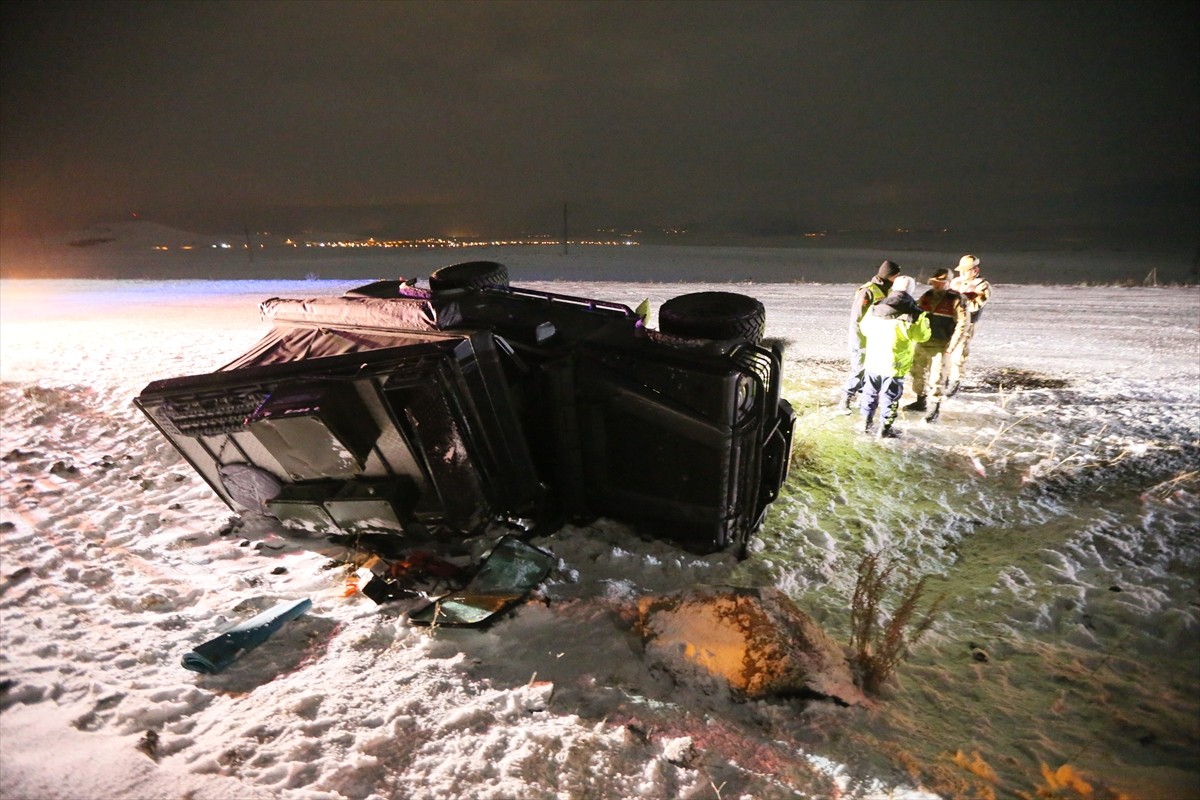 Kars'ta devrilen motokaravandaki 2 Hollandalı turist yaralandı.