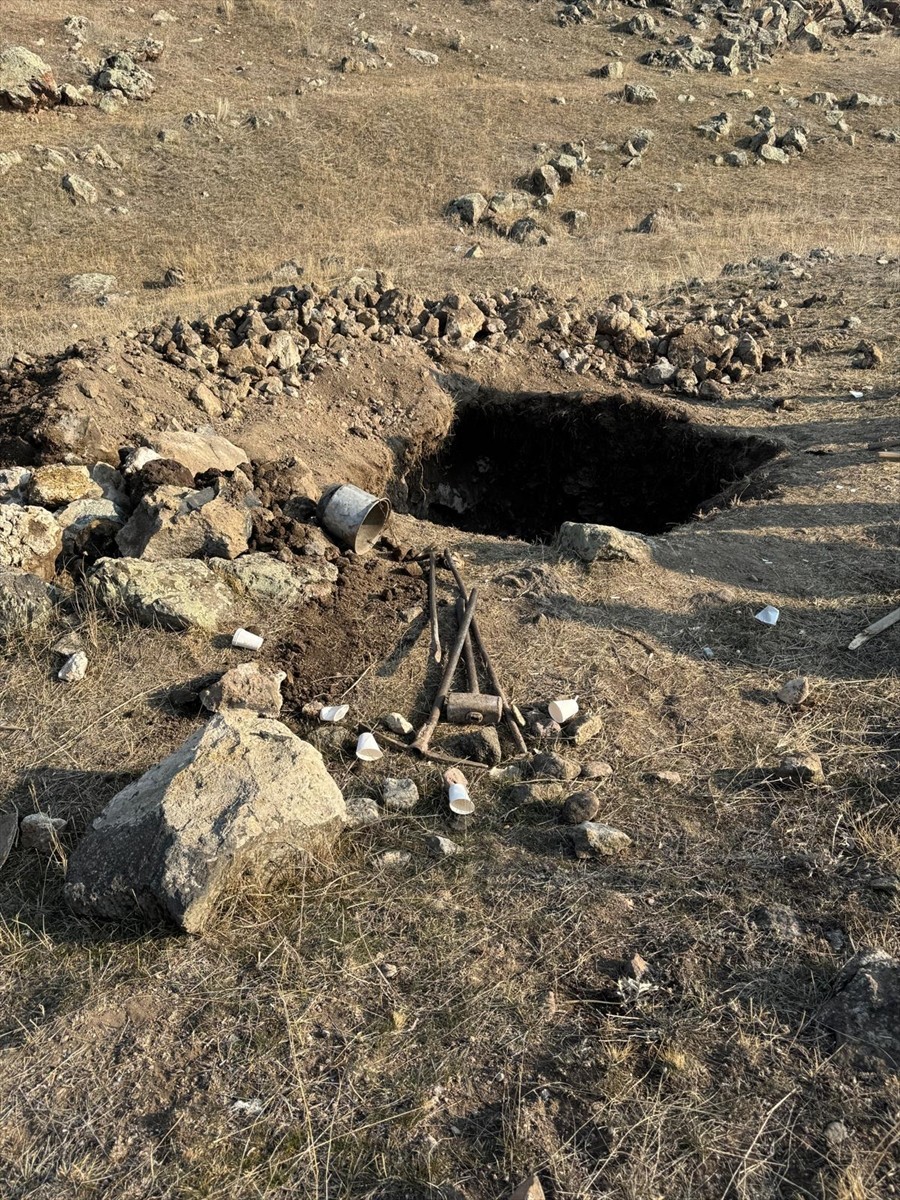Kars'ta jandarma ekipleri, kaçak kazı yapan 2'si Azerbaycan uyruklu 6 şüpheliyi suçüstü yakaladı....
