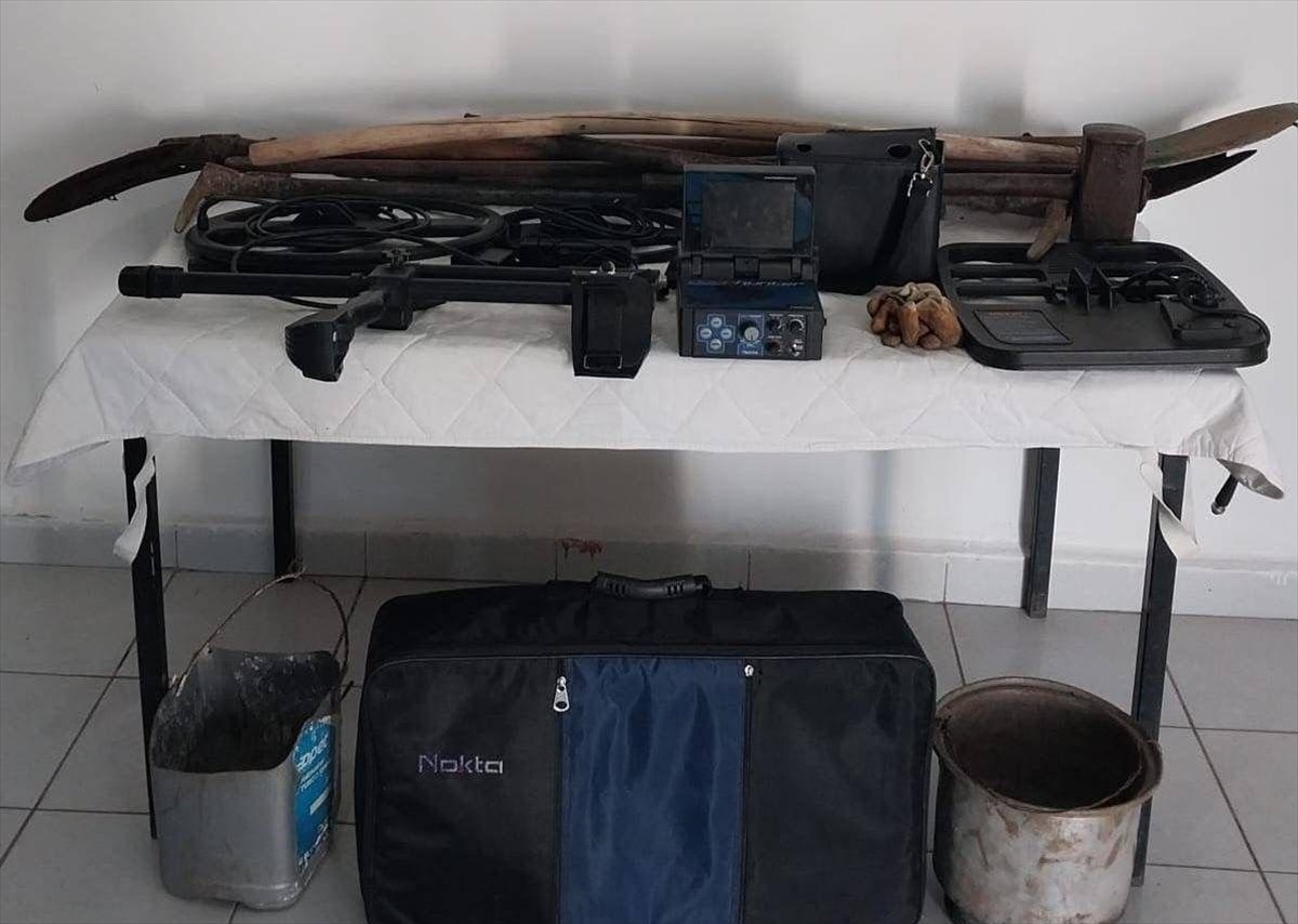 Kars'ta jandarma ekipleri, kaçak kazı yapan 2'si Azerbaycan uyruklu 6 şüpheliyi suçüstü yakaladı....