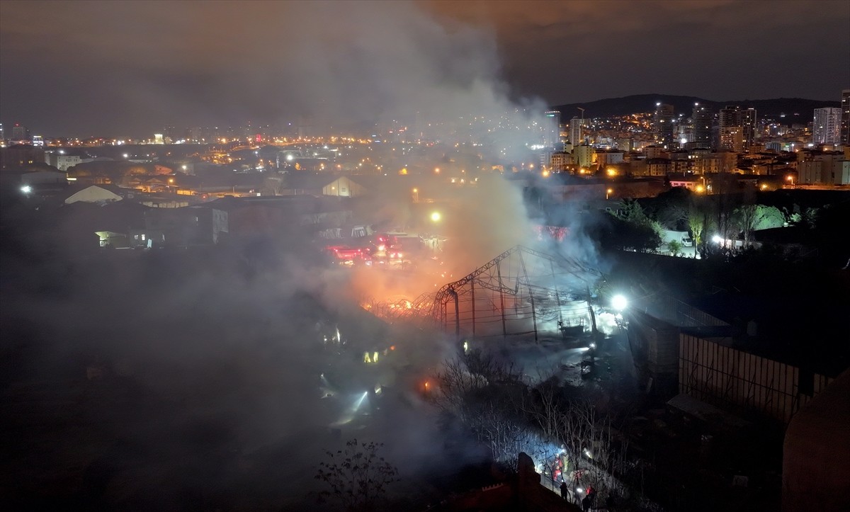 Kartal'da bir film platosunda yangın çıktı. Çavuşoğlu Mahallesi Namık Kemal Caddesi'ndeki bir film...
