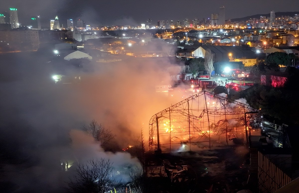 Kartal'da bir film platosunda yangın çıktı. Çavuşoğlu Mahallesi Namık Kemal Caddesi'ndeki bir film...