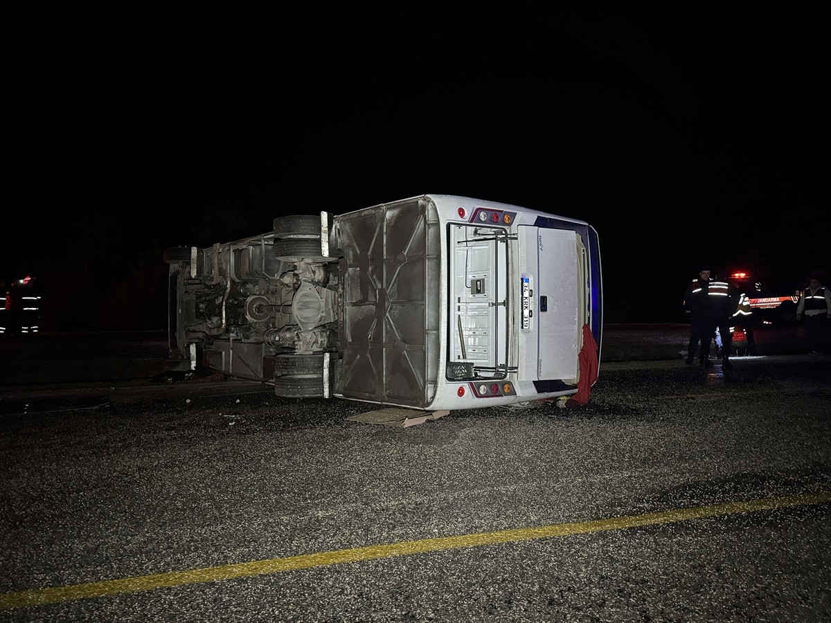 Kastamonu'da devrilen midibüste bulunan 24 kişi yaralandı.