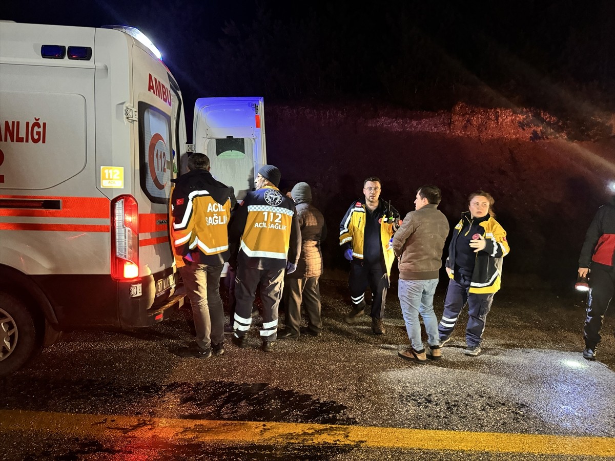 Kastamonu'da devrilen midibüsteki 1 kişi öldü, 23 kişi yaralandı. Görenlerin haber vermesi üzerine...