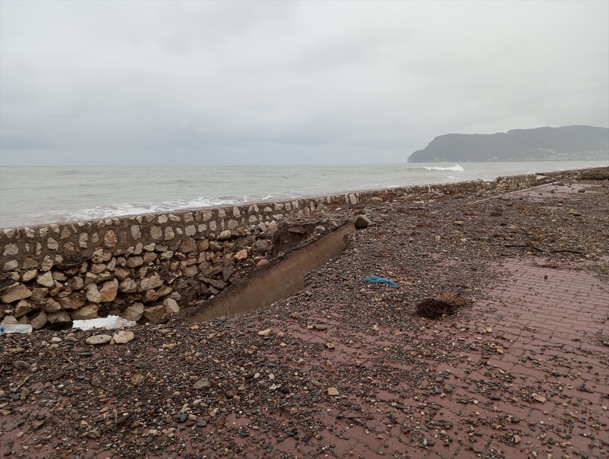 Kastamonu'nun Cide ilçesinde fırtınanın oluşturduğu dalgalar, sahil yolunda ve kaldırımlarda...