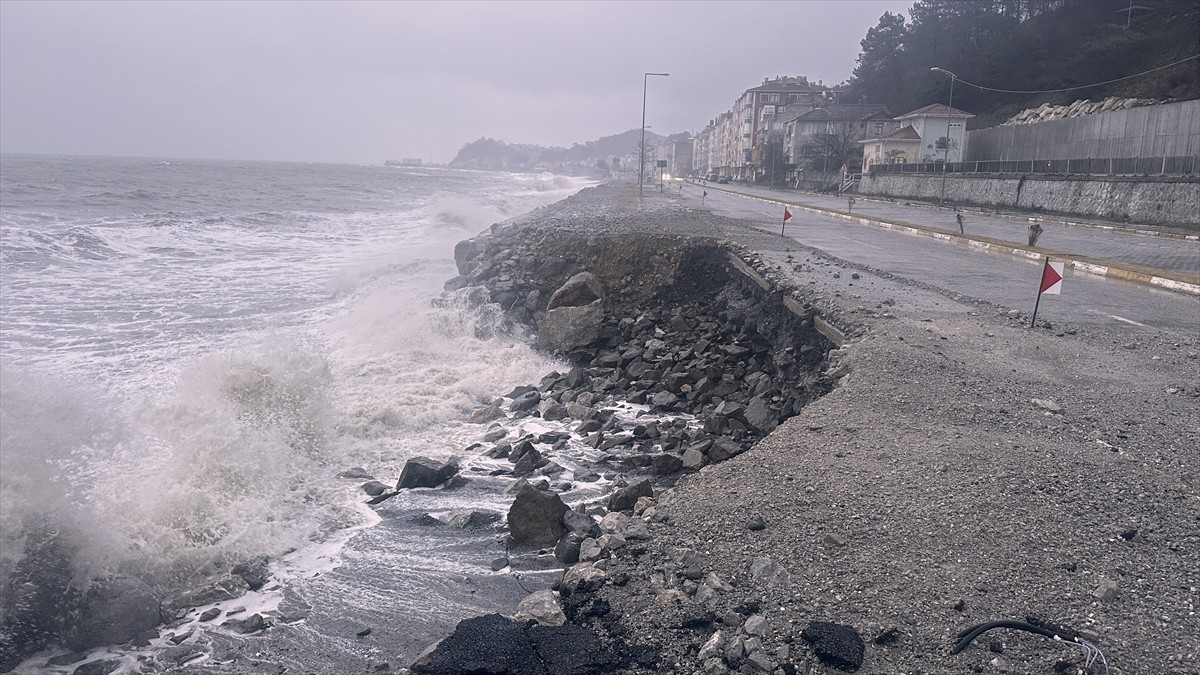 Kastamonu'nun İnebolu ilçesinde fırtınanın oluşturduğu dalgalar, sahil yolunda hasara neden...