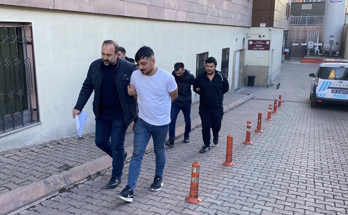 Kayseri'de arkadaşlar arasında çıkan silahlı kavgada av tüfeğiyle vurulan 1 kişi hayatını...