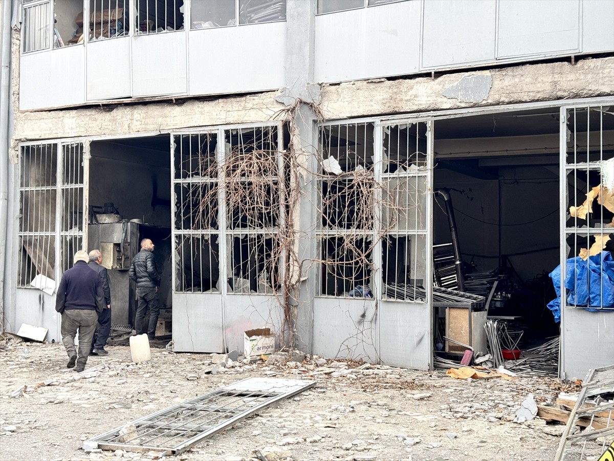 Kayseri'de bir imalathanede boya kazanının patlaması sonucu 3 işçi yaralandı. Olay yerine polis...