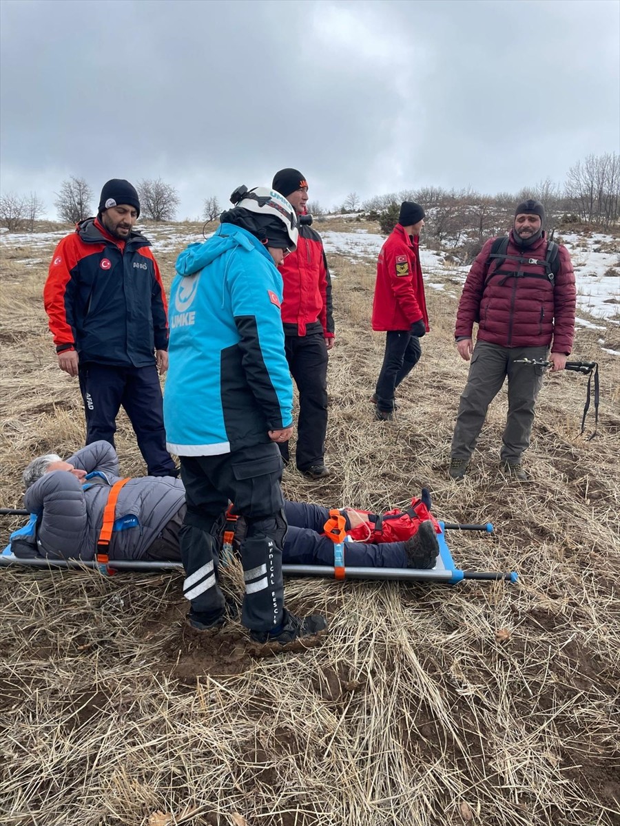 Kayseri'de Erciyes Dağı'nda kayalıklardan düşerek ayağı kırılan dağcı, ekipler tarafından...