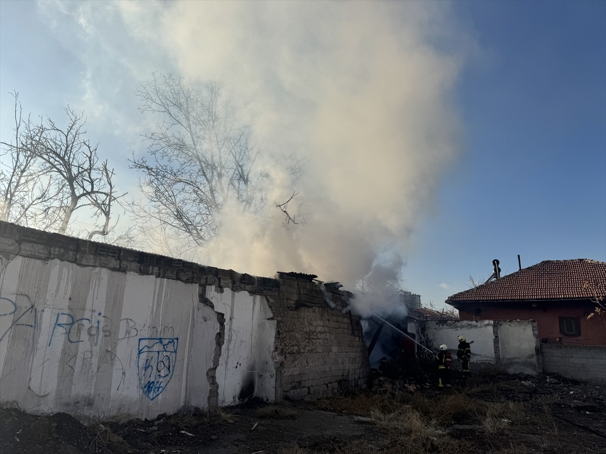 Kayseri'nin merkez Melikgazi ilçesinde yangın çıkan ev kullanılamaz hale geldi. Olayda çatısının...