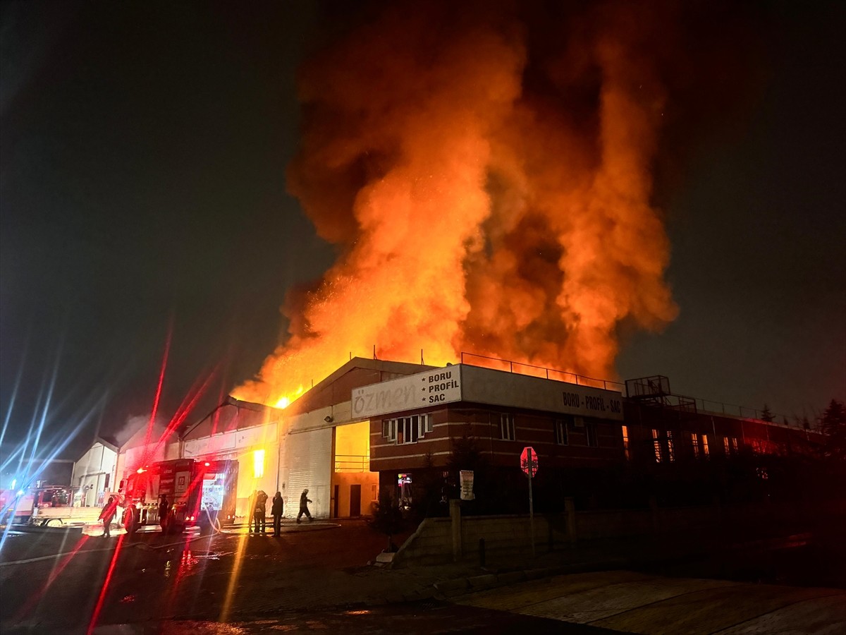Kayseri Organize Sanayi Bölgesi'nde bir boru ve profil fabrikasında çıkan yangına ekipler müdahale...