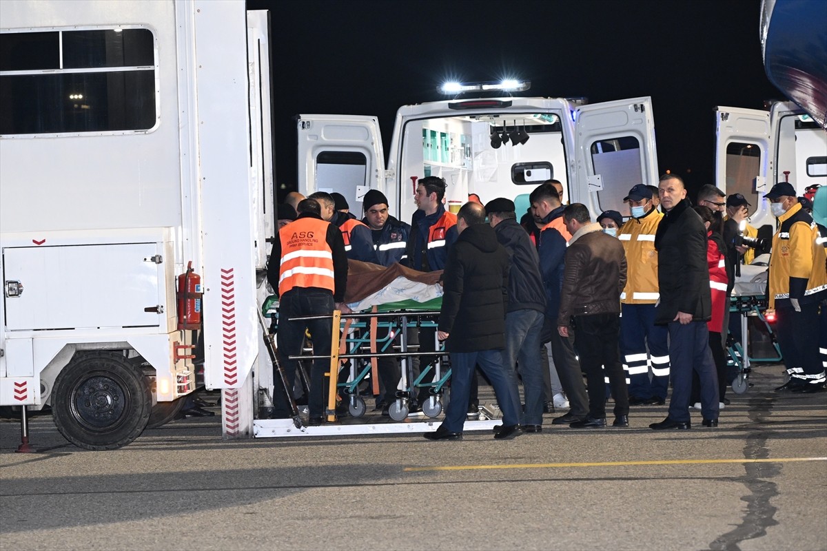 Kazakistan'ın Aktau kenti yakınlarında düşen Azerbaycan Hava Yollarına (AZAL) ait yolcu uçağından...