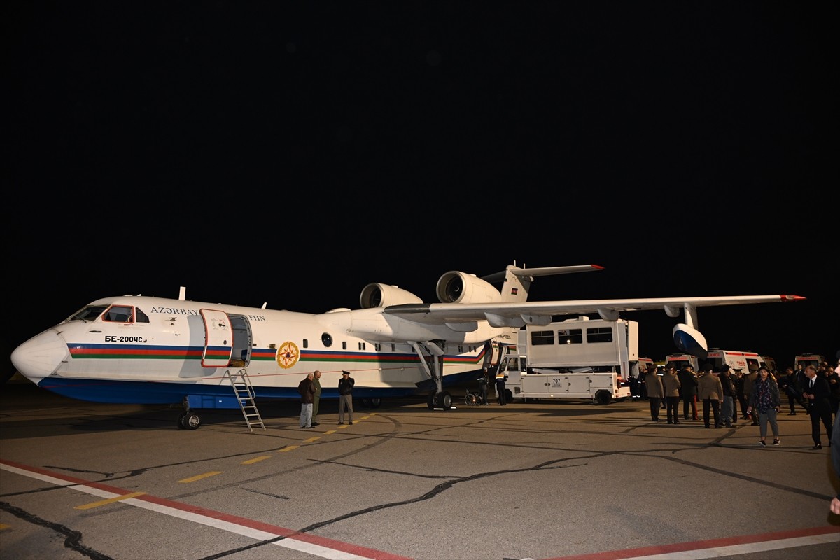 Kazakistan'ın Aktau kenti yakınlarında düşen Azerbaycan Hava Yollarına (AZAL) ait yolcu uçağından...