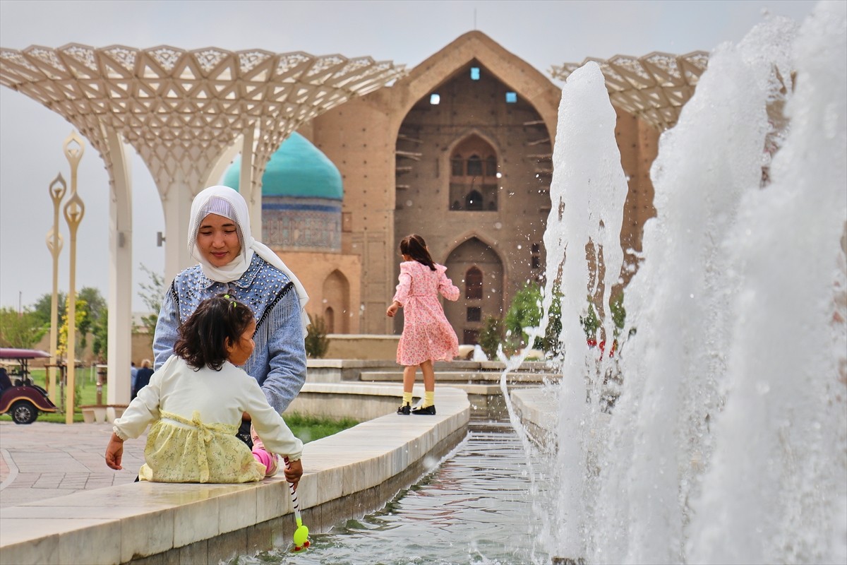 Kazakistan Parlamentosunun alt kanadı Meclis'te "Türk dünyasının manevi başkenti", Hoca Ahmet...