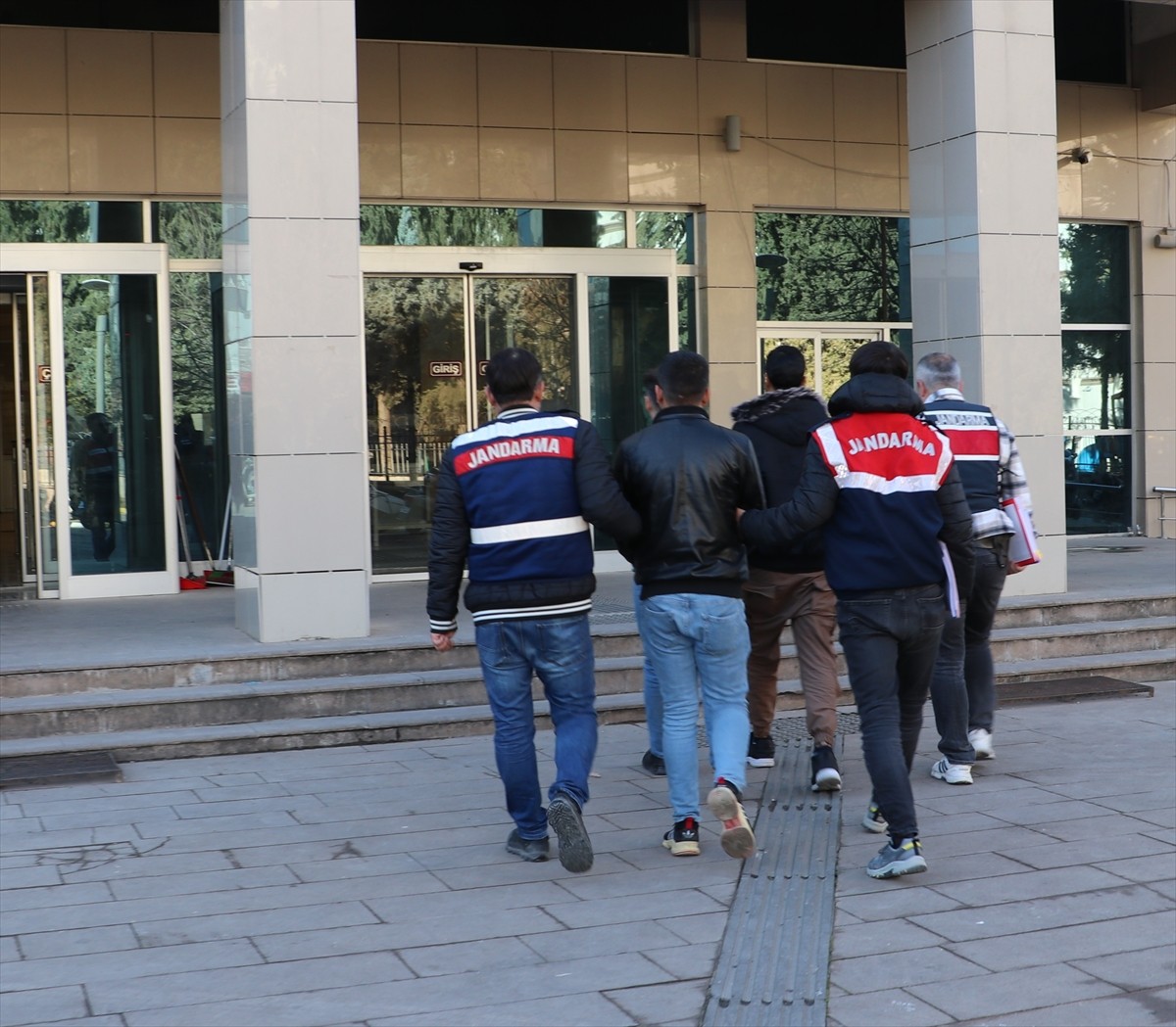 Kilis merkezli 2 ilde terör örgütü PKK/PYD/YPG'ye yönelik operasyonda gözaltına alınan 2 zanlı...