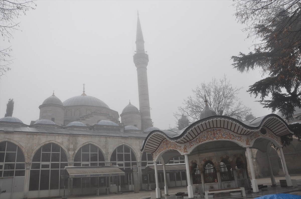 Kırklareli'nin Lüleburgaz ilçesinde yoğun sis hayatı olumsuz etkiledi. 