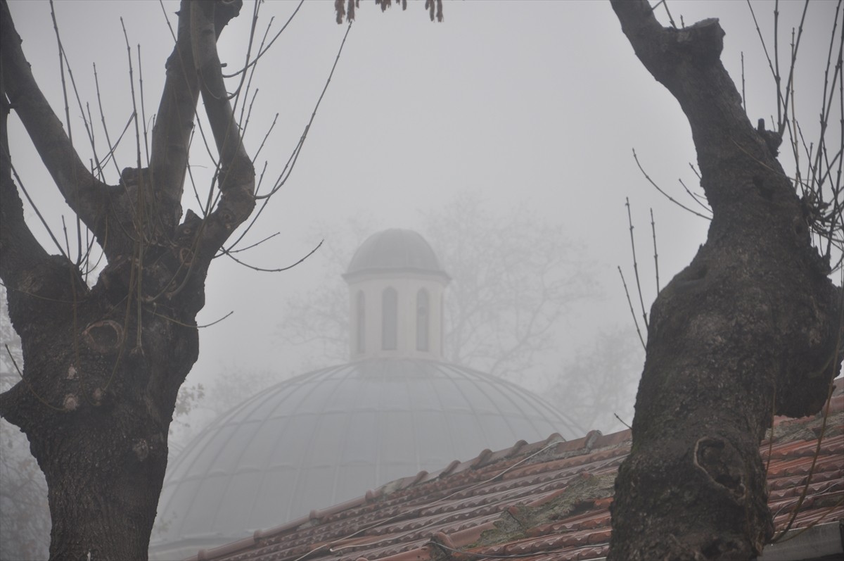 Kırklareli'nin Lüleburgaz ilçesinde yoğun sis hayatı olumsuz etkiledi. 
