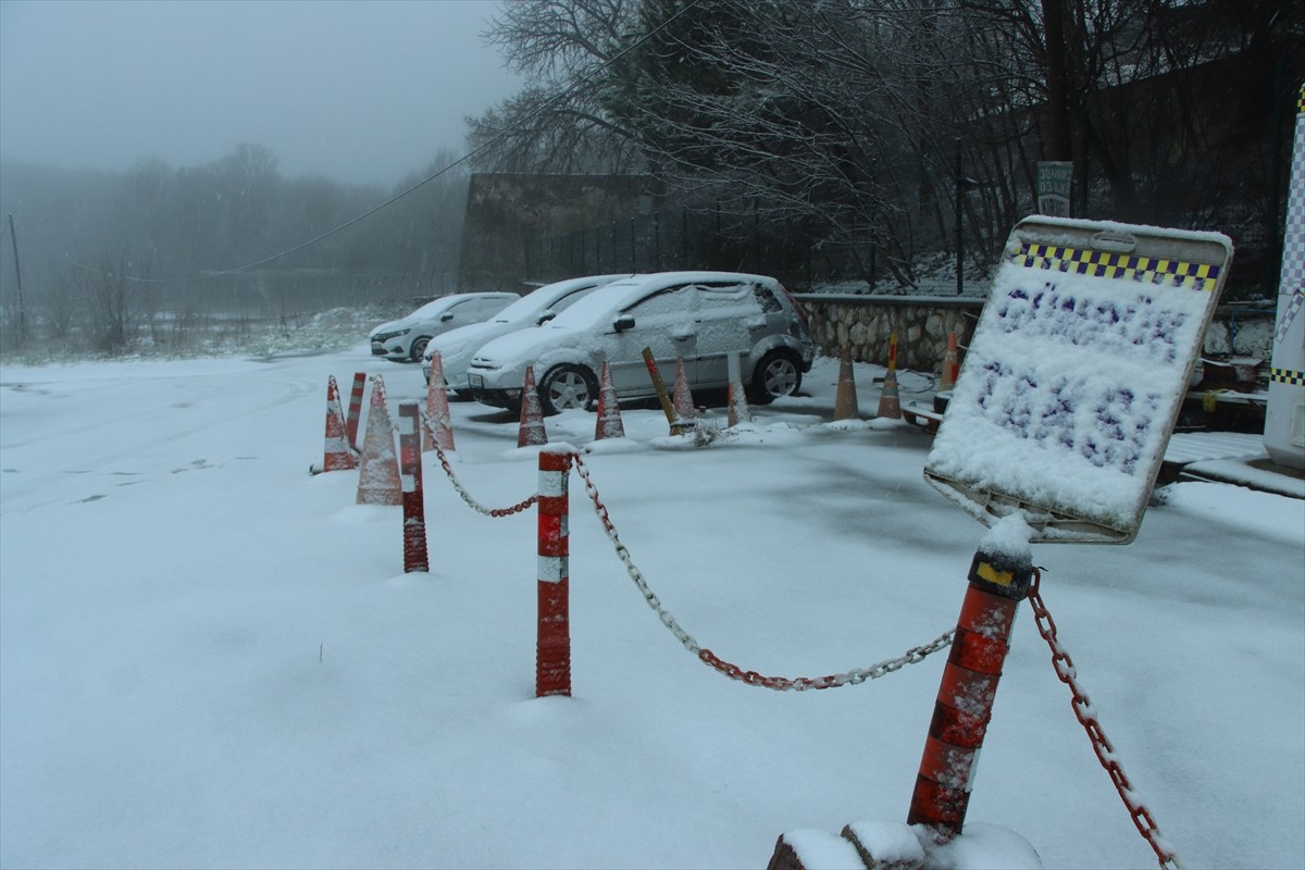 Kırklareli'nin yüksek kesimlerinde kar yağışı etkili oldu. Bulgaristan'a ulaşımın sağlandığı...