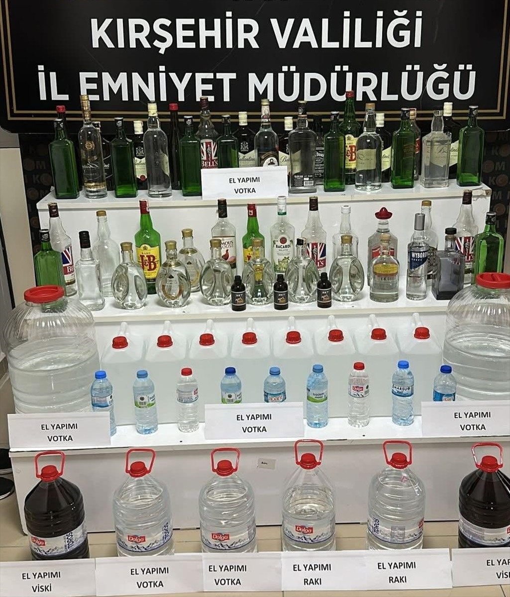 Kırşehir'de düzenlenen kaçak ve sahte alkol operasyonunda 3 zanlı gözaltına alındı.