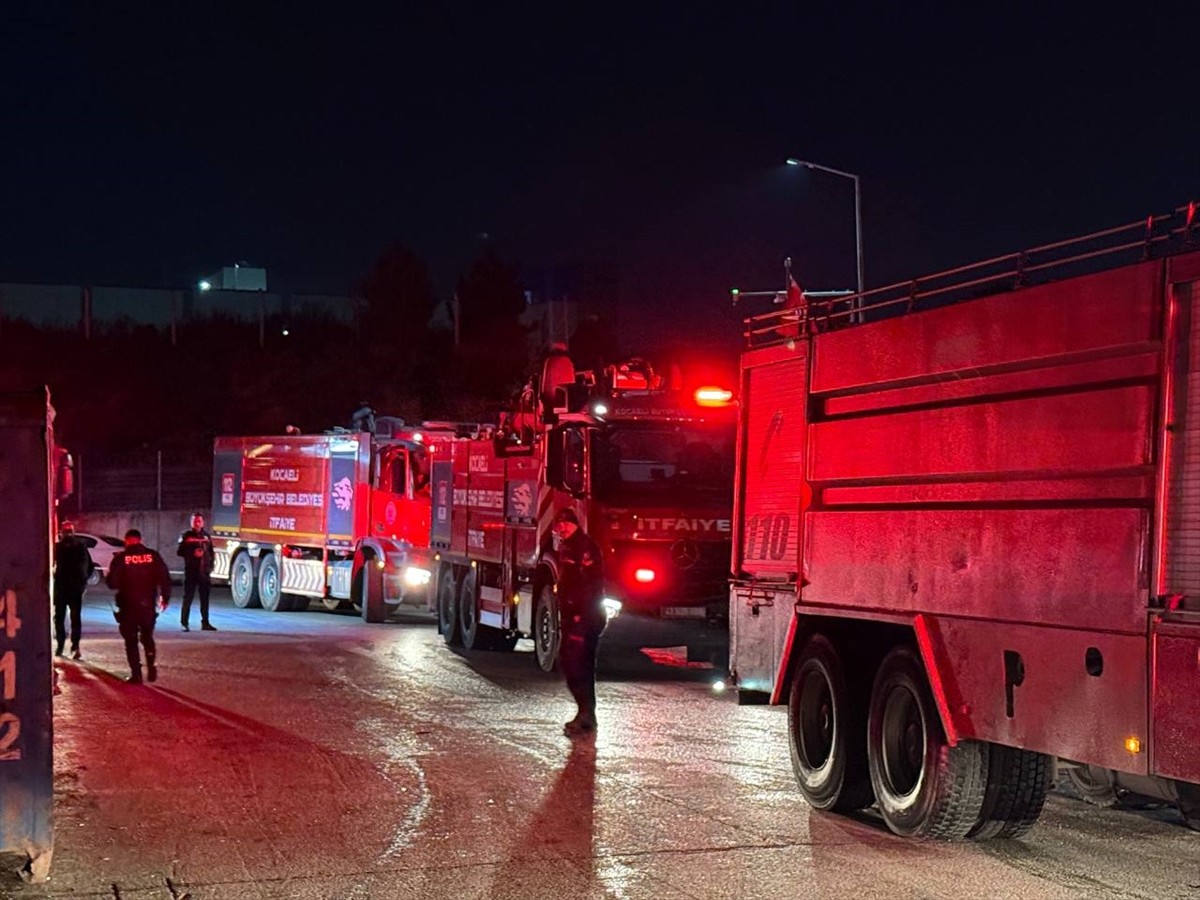 Kocaeli'nin Çayırova ilçesinde geri dönüşüm fabrikasında çıkan yangın itfaiye ekiplerince...