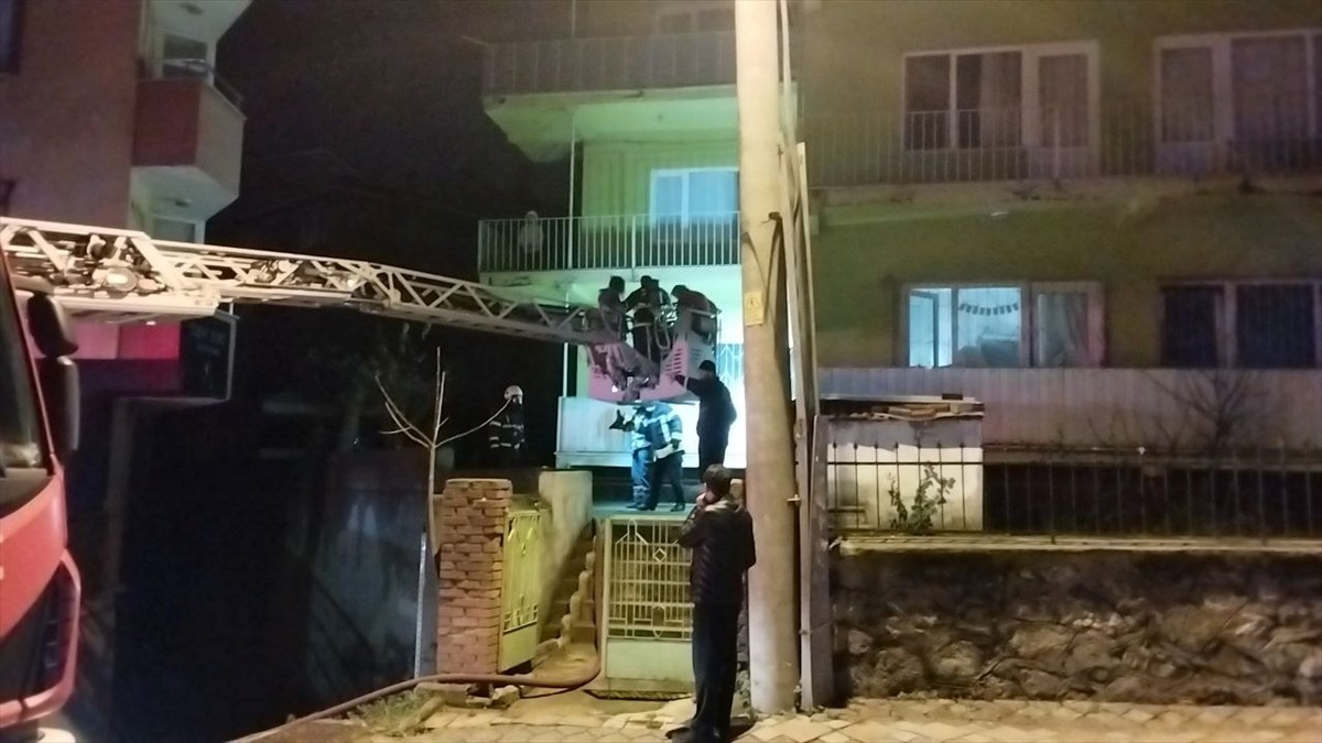 Kocaeli'nin Gebze ilçesinde bir apartmanda çıkan yangında mahsur kalan 3 kişi itfaiye ekiplerince...