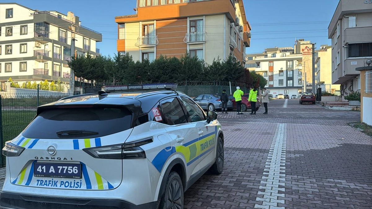  Kocaeli'nin Gebze ilçesinde iki otomobilin çarpışması sonucu 1'i çocuk 3 kişi yaralandı. İhbar...