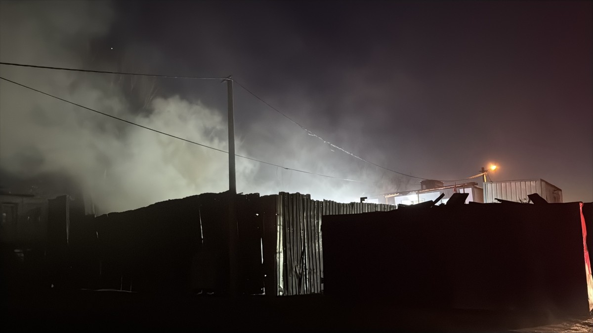 Kocaeli'nin İzmit ilçesinde geri dönüşüm tesisinde çıkan yangın itfaiye ekiplerince...