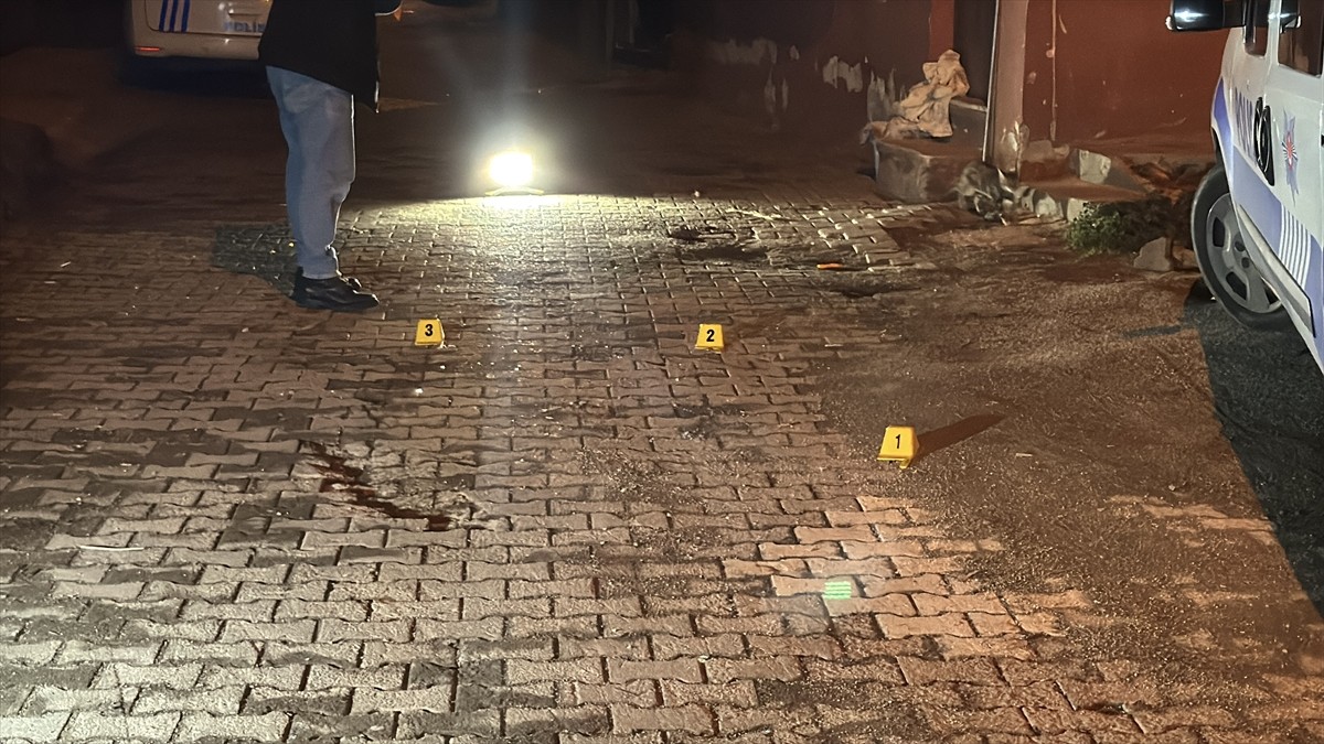 Kocaeli'nin İzmit ilçesinde tartıştığı arkadaşı tarafından silahla vurulan kişi yaralandı. Polis...