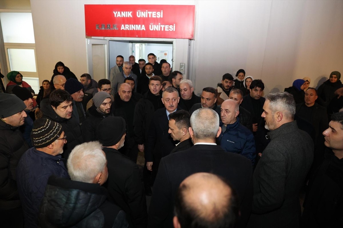 Kocaeli Valisi İlhami Aktaş, Darıca ilçesinde bir evde doğal gaz kaynaklı patlamada yaralanan...