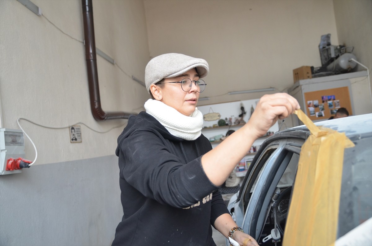 Konya'da kendi işini yapmak isteyince baba mesleği oto boyama iş yerini açan 35 yaşındaki Esra...
