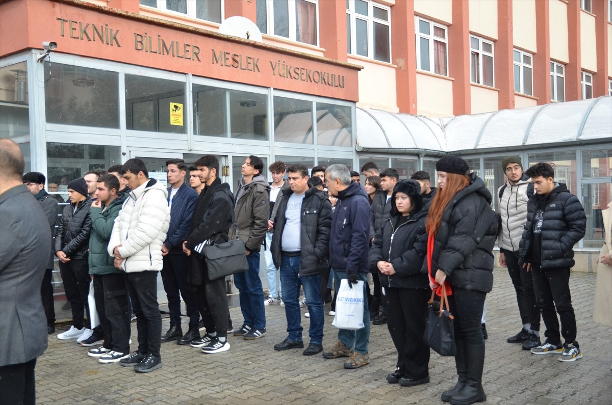 Konya'nın Karatay ilçesinde, trafikte çıkan kavgada bıçaklanarak öldürülen 20 yaşındaki taksici...