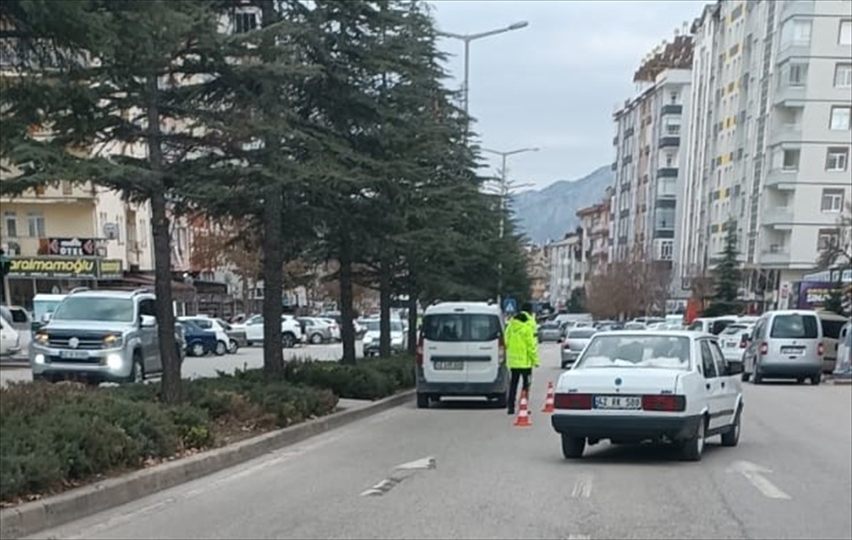 Konya'nın Seydişehir ilçesinde meydana gelen iki ayrı trafik kazasında 2'si çocuk 3 kişi...