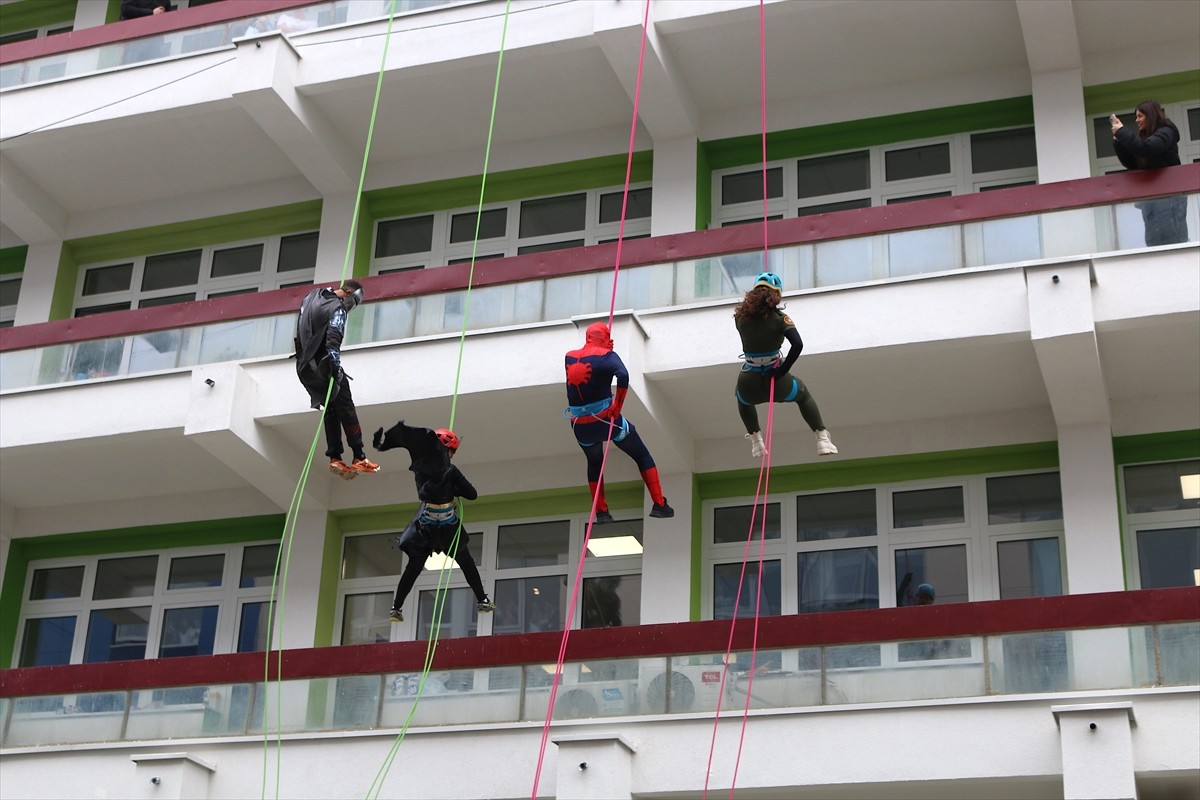 Kosova'nın başkenti Priştine'de süper kahramanların kostümlerini giyen bir grup dağcı, Kosova...