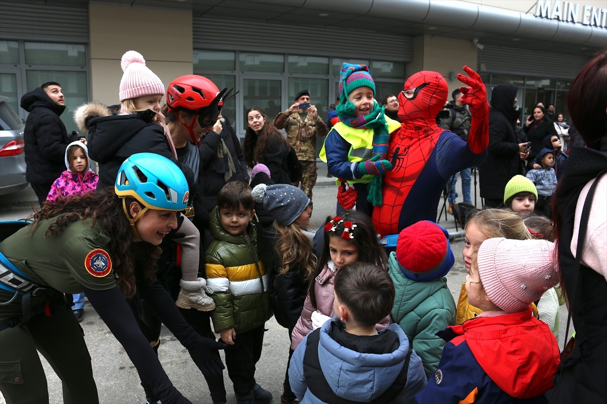 Kosova'nın başkenti Priştine'de süper kahramanların kostümlerini giyen bir grup dağcı, Kosova...