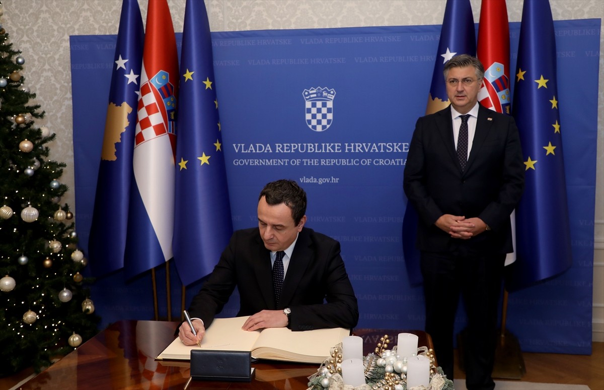Kosova Başbakanı Albin Kurti (solda) resmi ziyaret kapsamında geldiği Hırvatistan'ın başkenti...