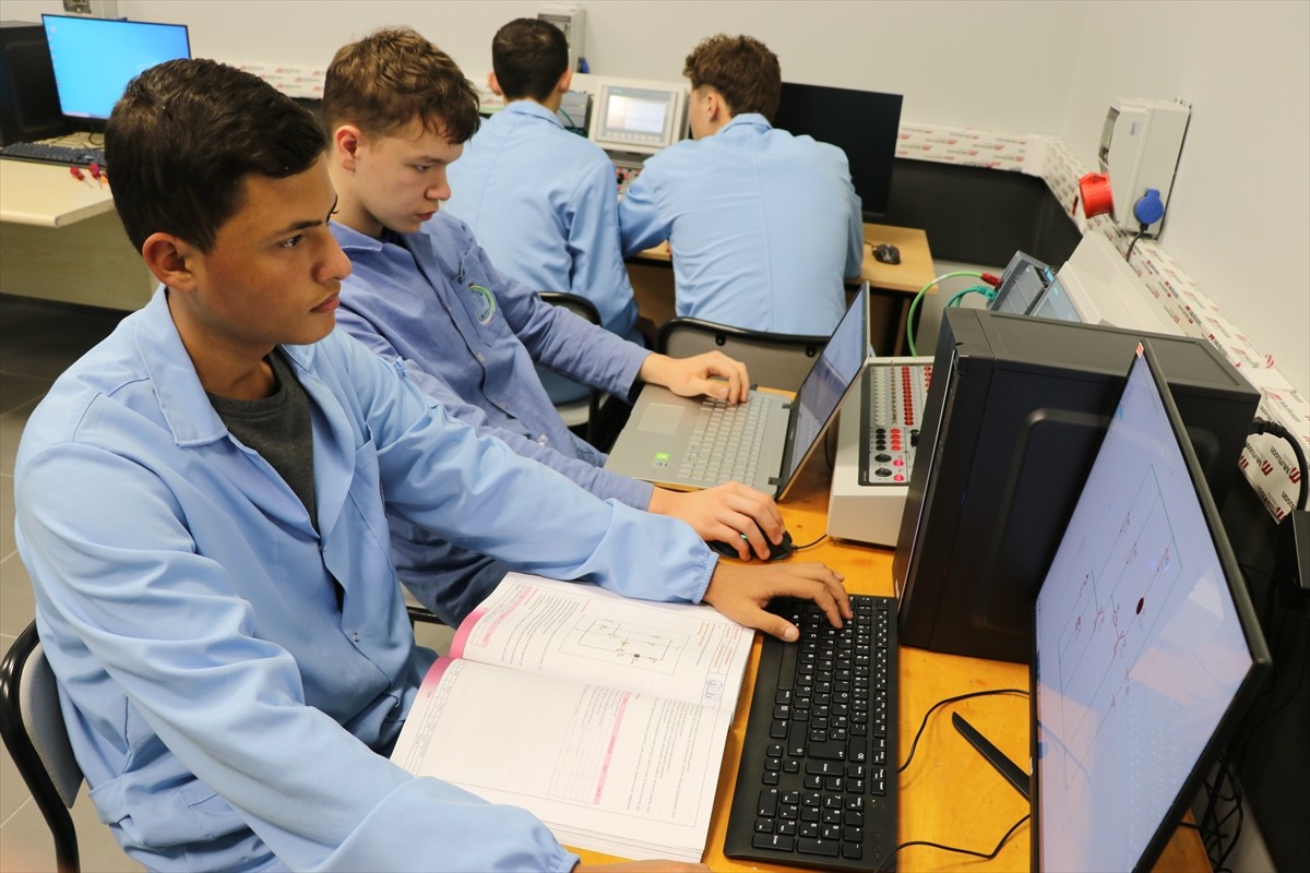 Kütahya'da iki yıl önce öğrenci alımına başlayan TOBB Kütahya Organize Sanayi Bölgesi (OSB)...