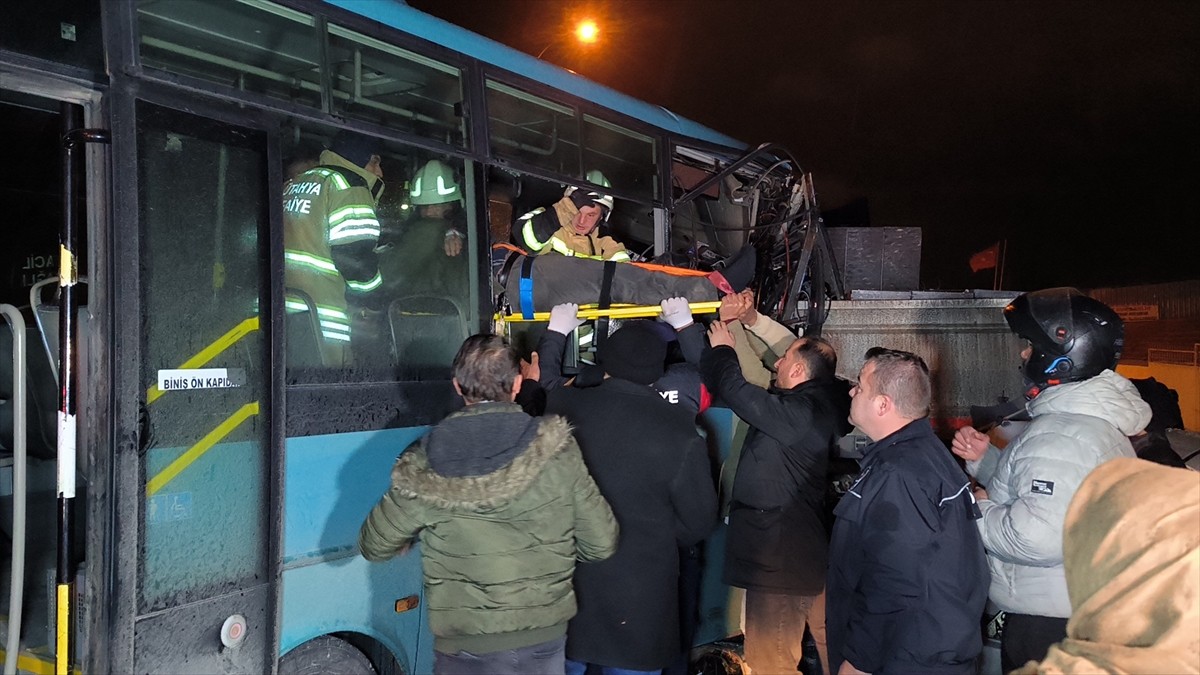 Kütahya'da, tamir için emniyet şeridinde bekleyen mermer yüklü tıra ve otomobile çarpan özel halk...