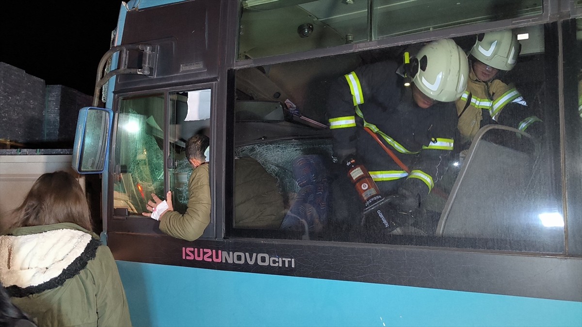 Kütahya'da, tamir için emniyet şeridinde bekleyen mermer yüklü tıra ve otomobile çarpan özel halk...