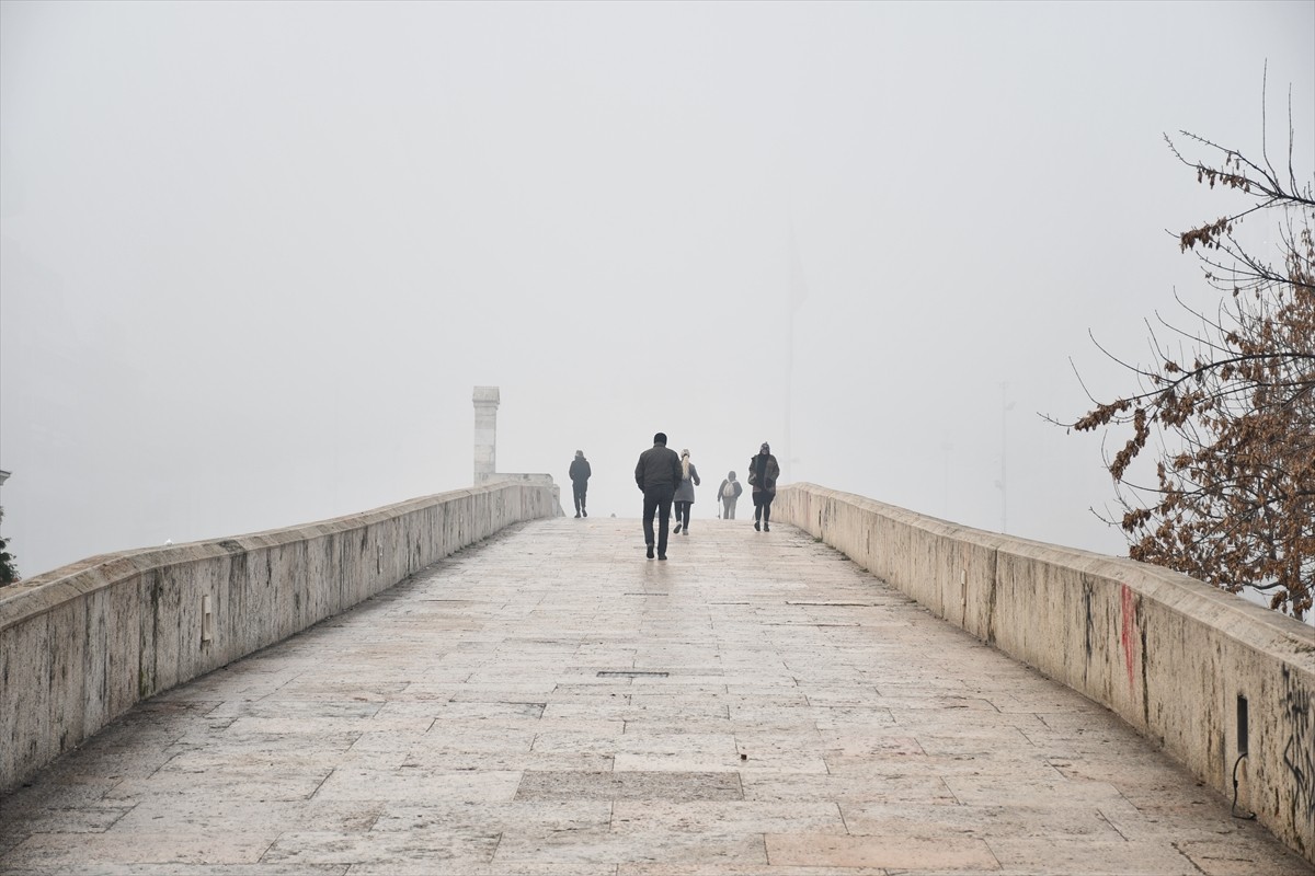 Kuzey Makedonya'da hava kirliliğinin artması ve yoğun sis sebebiyle görüş mesafesi düştü. Hava...