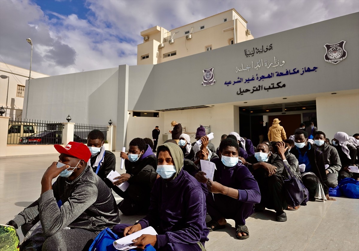 Libya makamları, 12 yıl aranın ardından ilk kez karayoluyla Nijerli 400 düzensiz göçmeni Libya...