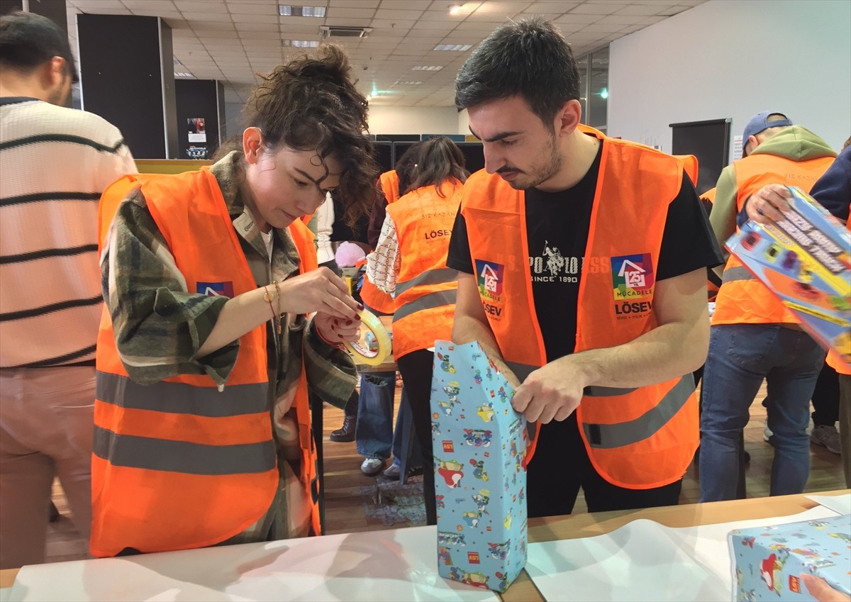Lösemili Çocuklar Vakfı (LÖSEV), lösemili çocuklara gelen hediyelerin paketlendiği "Dilek Topla...