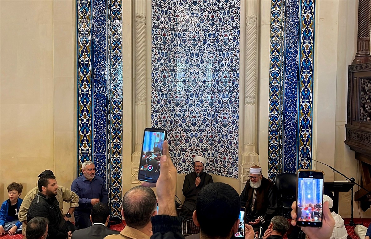 Lübnan'ın başkenti Beyrut'ta cuma hutbelerinin konusu Suriye'deki 61 yıllık Baas rejiminin çöküşü...