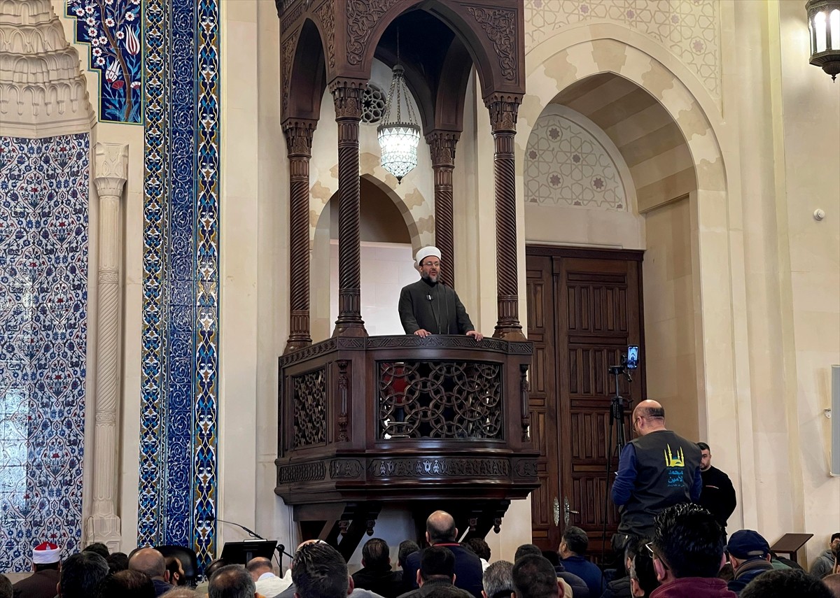 Lübnan'ın başkenti Beyrut'ta cuma hutbelerinin konusu Suriye'deki 61 yıllık Baas rejiminin çöküşü...